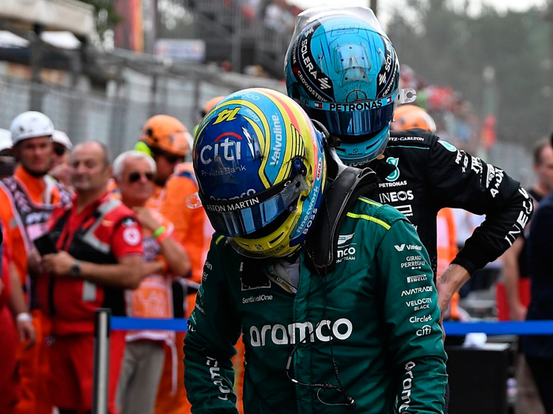 Fernando Alonso, cabizbajo tras finalizar su participación en el GP de Italia, en el circuito de Monza