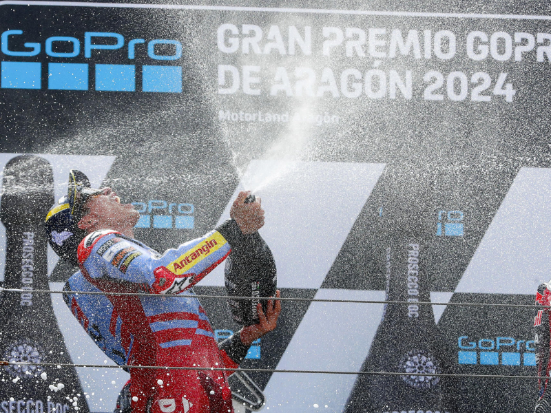 Marc Márquez celebra su victoria en el Gran Premio de Aragón