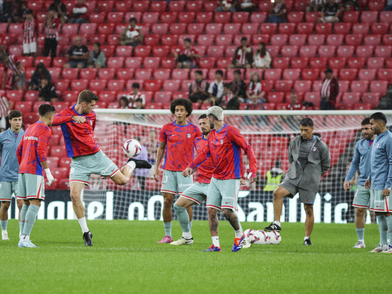 Los jugadores del Atlético de Madrid calientan antes del partido ante el Athletic Club de Bilbao