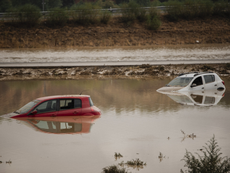 Dos coches hundidos al lado de la autovía A-42 en Bargas, Toledo tras el paso de una DANA