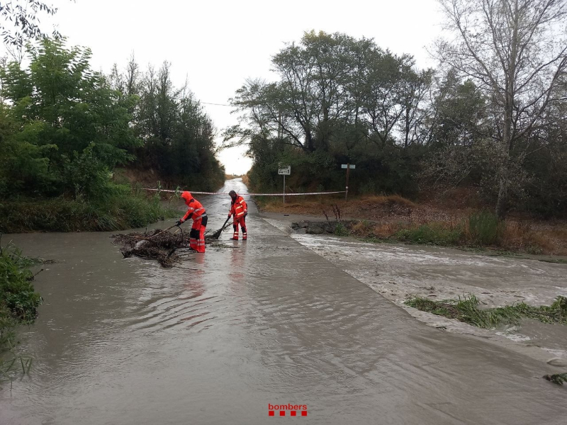 Los Bombers de la Generalitat trabajando en Santa Eugènia de Berga por las inundaciones