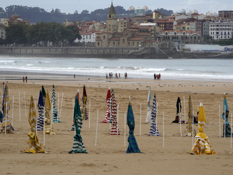 Ausencia de bañistas debido a la lluvia y a una temperatura de 20 grados este sábado, en la playa de San Lorenzo