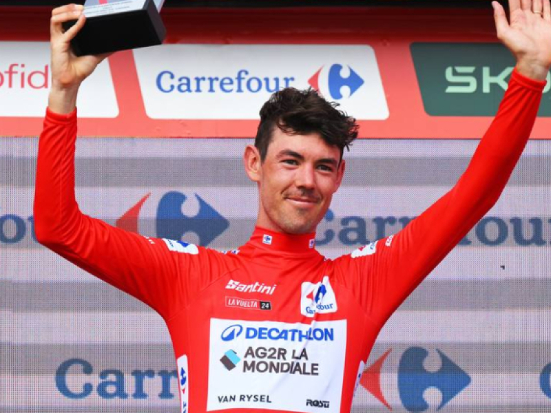 Ben O'Connor con el maillot rojo de la clasificación general.