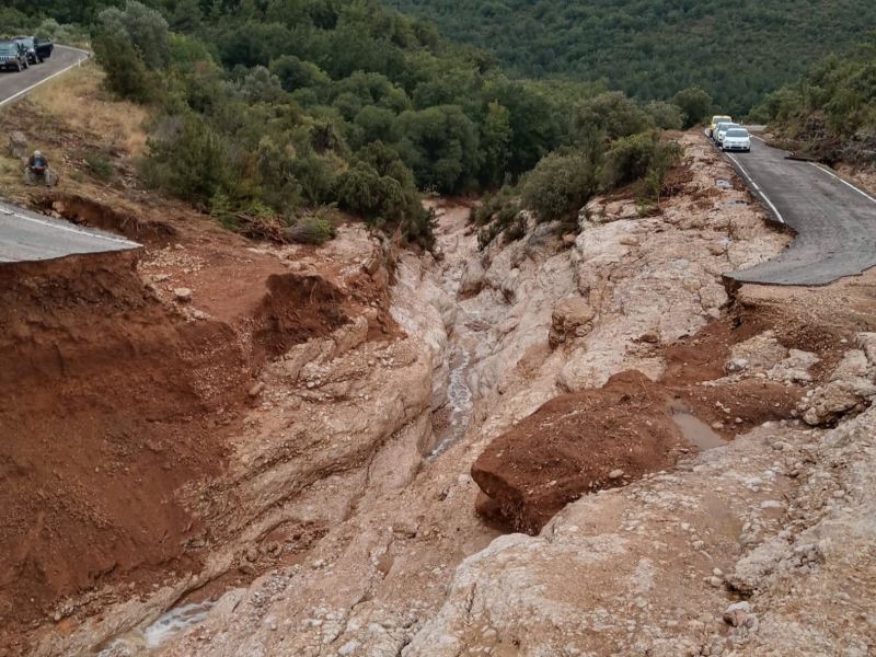 La carretera A1227 ha quedado dividida en dos por las lluvias. Foto: GOBIERNO DE ARAGÓN