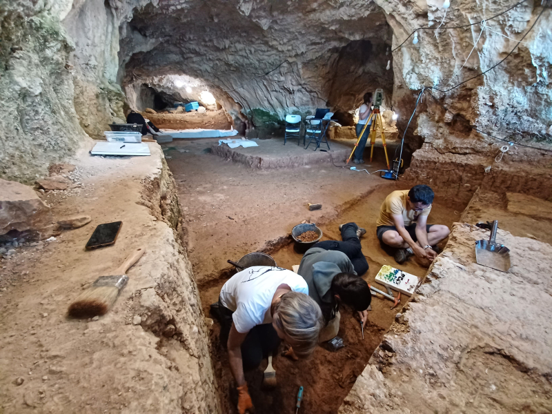 Campaña de excavación en el yacimiento neandertal de la cueva de Prado Vargas