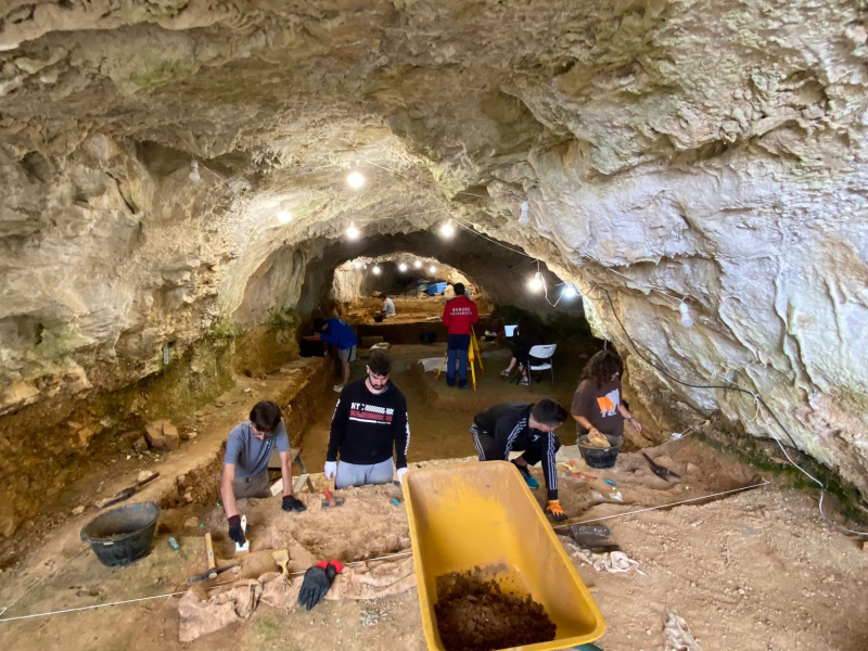 Campaña de excavación en el yacimiento neandertal de la cueva de Prado Vargas