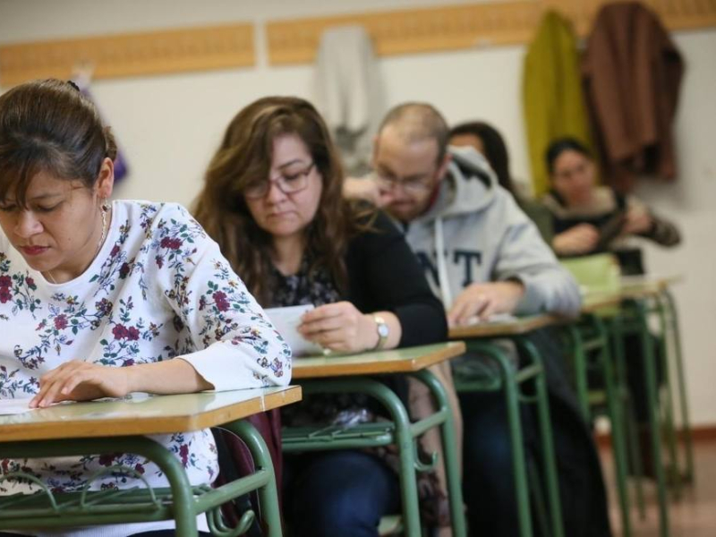 Unos alumnos en clase