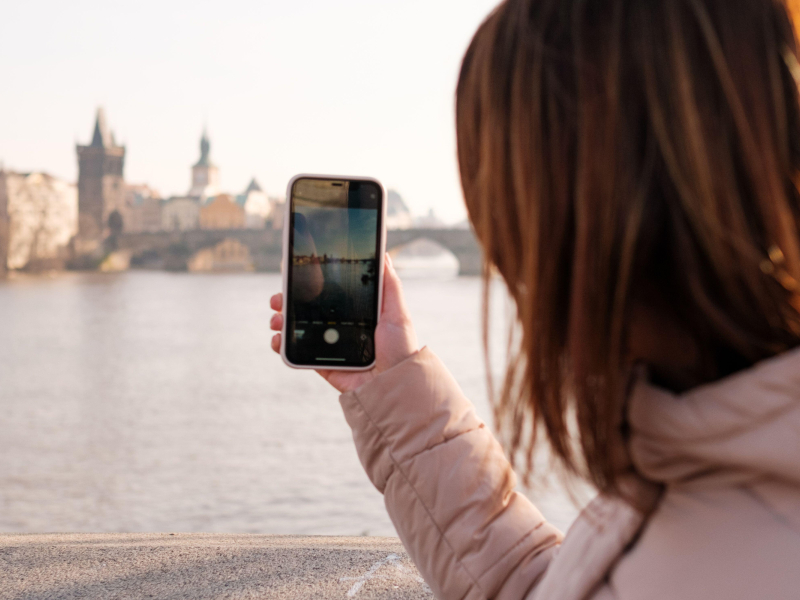 Una influencer tomando fotos