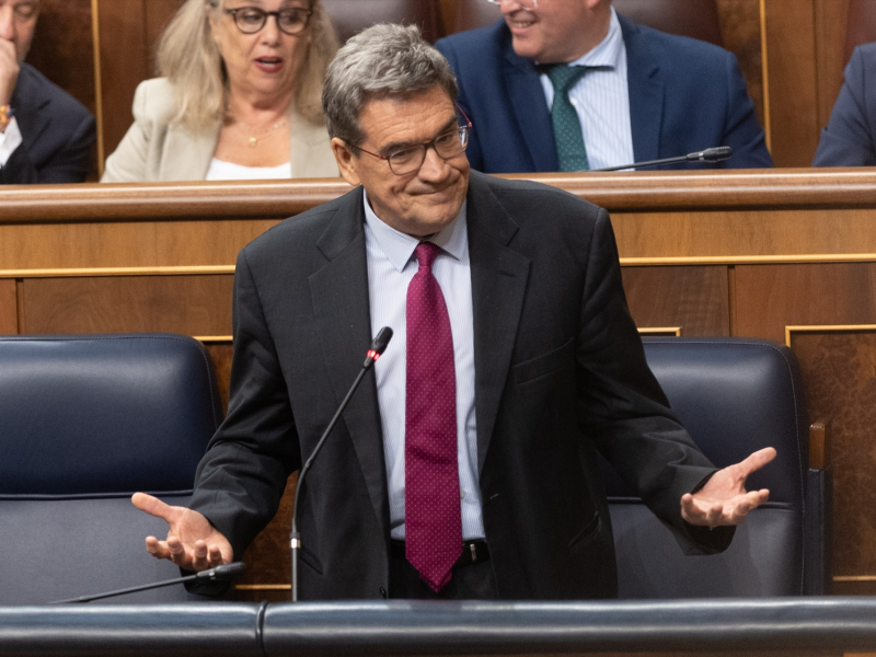 José Luis Escrivá interviene durante una sesión de control al Gobierno