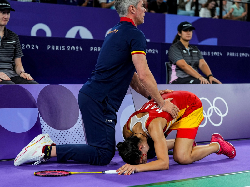 Carolina Marin con su entrenador en el momento de la lesión