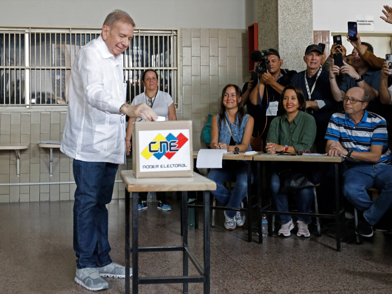 Edmundo González Urrutia, mientras vota en una escuela de Caracas