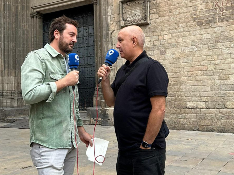 Jorge Bustos junto a Manel Martínez, presidente de la Asociación de Vecinos de la Barceloneta