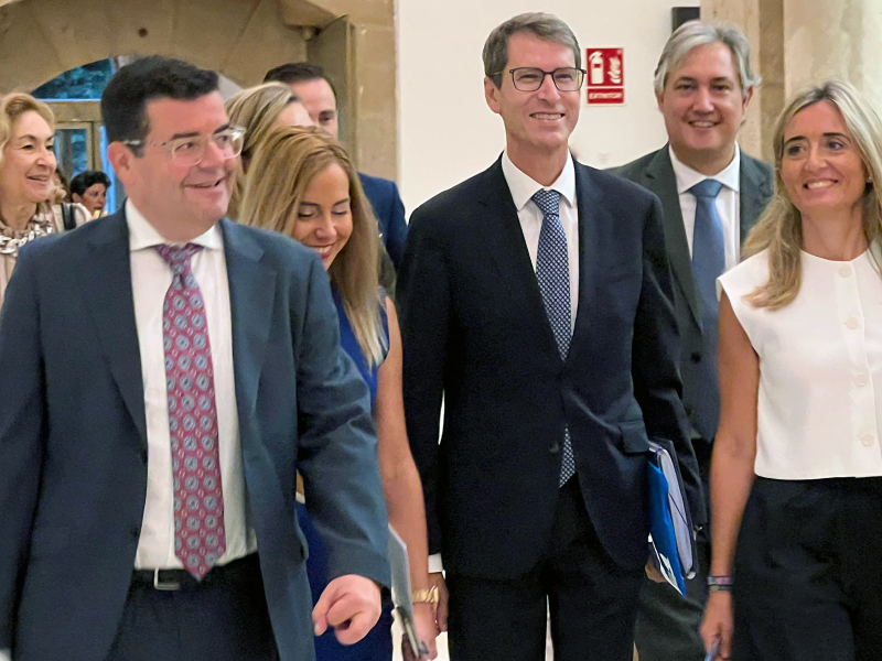 Capellán entrando en el Parlamento de La Rioja