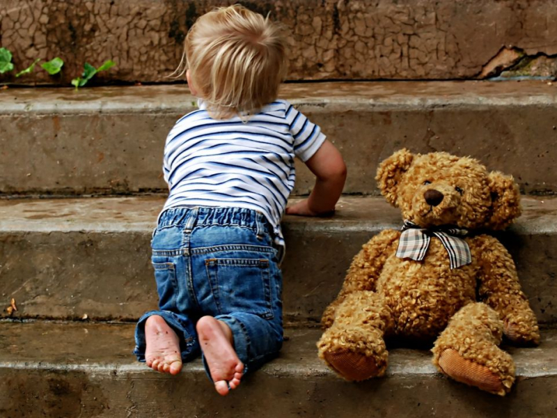 Niño con oso de peluche