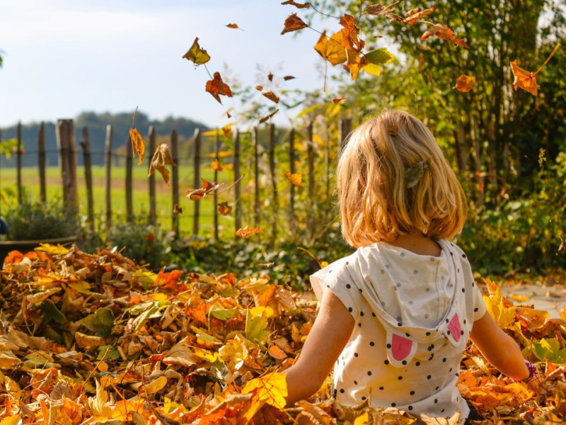 Niña en otoño