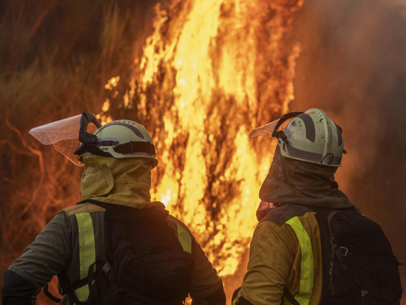 Varios bomberos trabajan en un incendio activo en San Cristovo de Cea (Ourense)