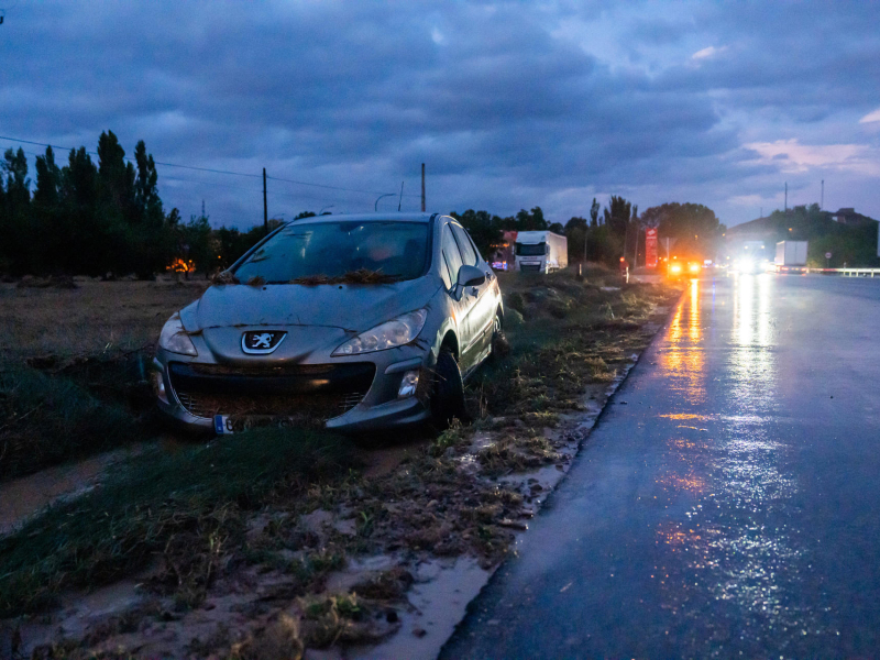 Las fuertes precipitaciones registradas a media tarde de este martes en la zona sur de la provincia de Burgos han ocasionado un accidente de tráfico en el término municipal de Haza