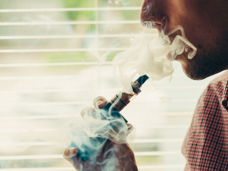 Persona fumando un vaper