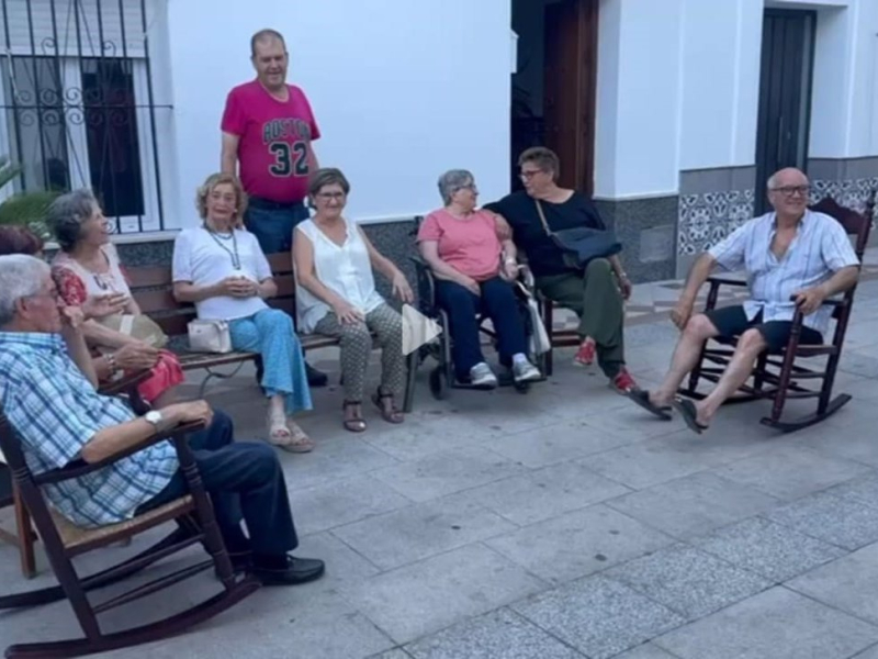 Vecinos de Algar sentados al fresco durante el verano, una tradición que el Ayuntamiento quiere declarar como Patrimonio Inmaterial de la Unesco
POLITICA 
AYUNTAMIENTO DE ALGAR