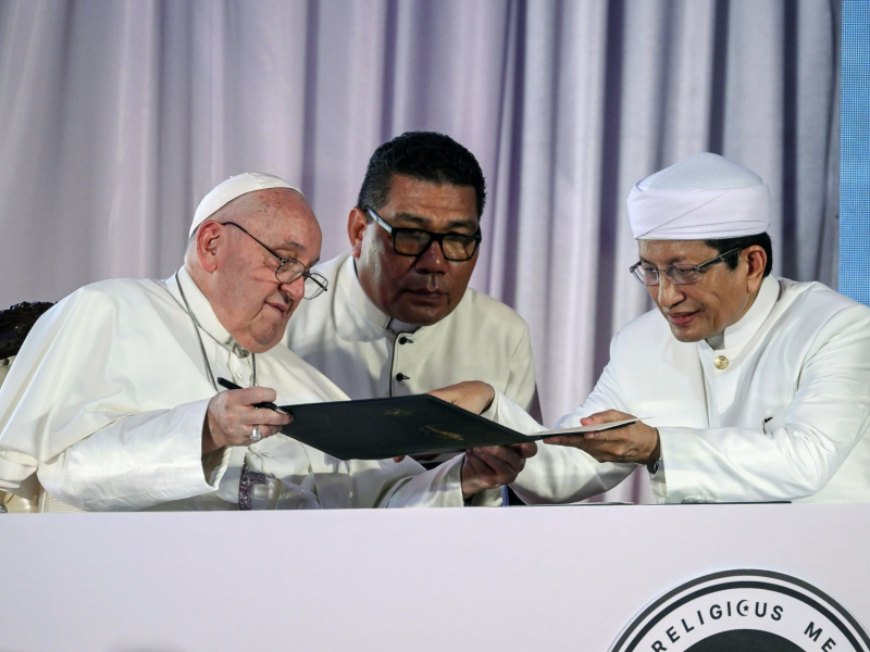 Francisco junto al gran imán firman la declaración en defensa de la dignidad humana y el medio ambiente