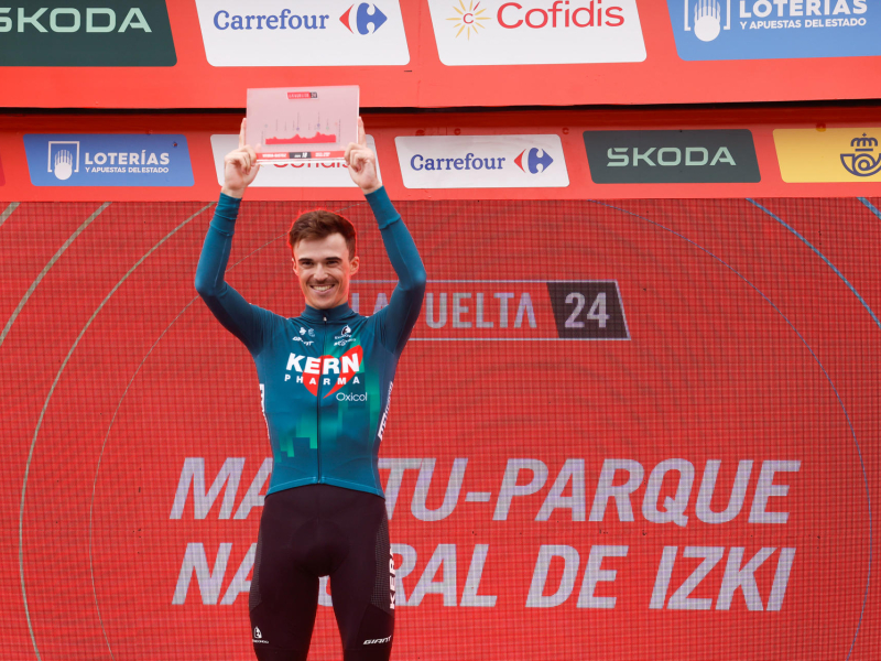 Urko Berrade celebra su victoria en el podio de la Vuelta a España.