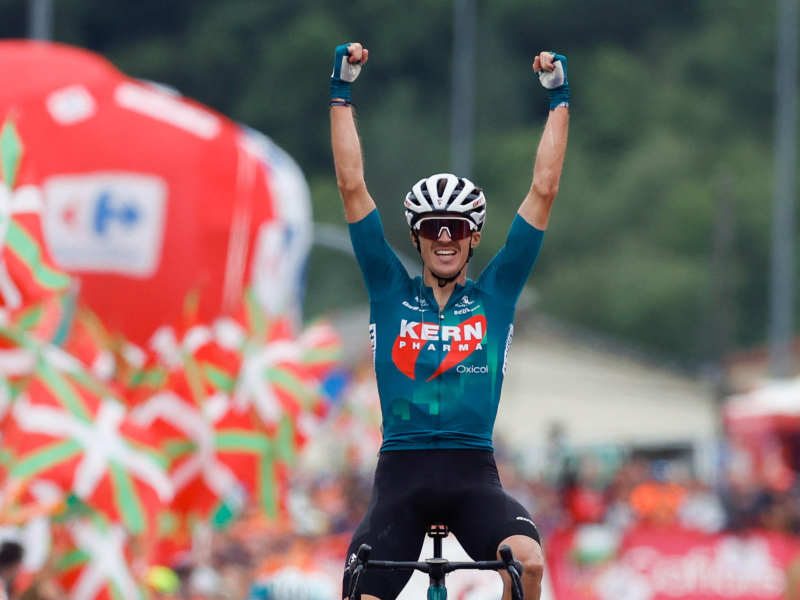 Urko Berrade celebra su victoria en la línea de meta de la 18ª etapa de La Vuelta.