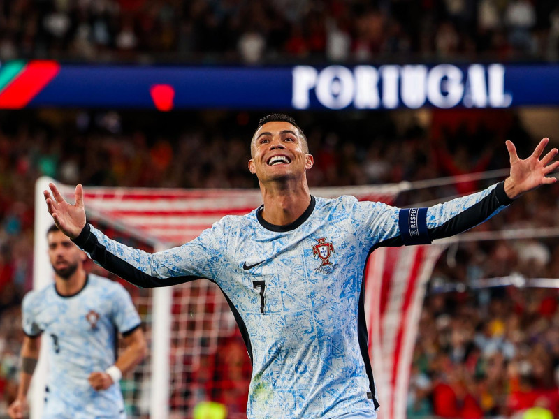 Lisbon (Portugal), 05/09/2024.- Cristiano Ronaldo of Portugal celebrates scoring the 2-0 goal, and his 900th career goal, during the UEFA Nations League group A soccer match between Portugal and Croatia, in Lisbon, Portugal, 05 September 2024. (Croacia, Lisboa) EFE/EPA/JOSE SENA GOULAO