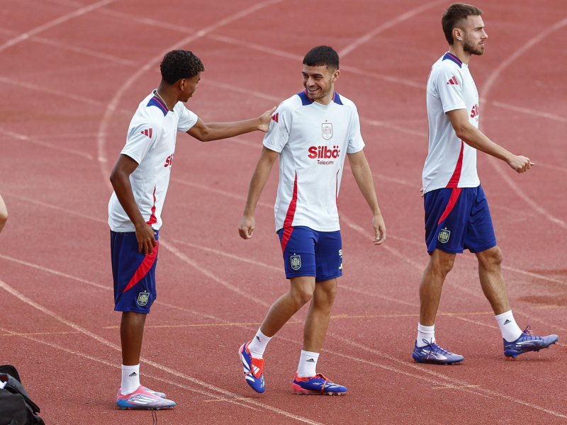 Pedri junto a Lamine Yamal en un entrenamiento de la selección española.