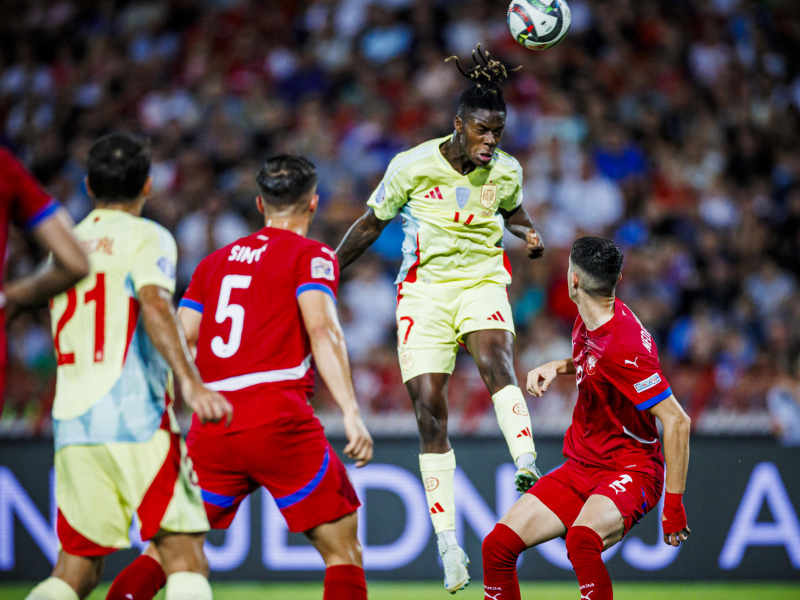 El delantero de la selección española, Nico Williams, cabecea el balón ante los defensores de Serbia