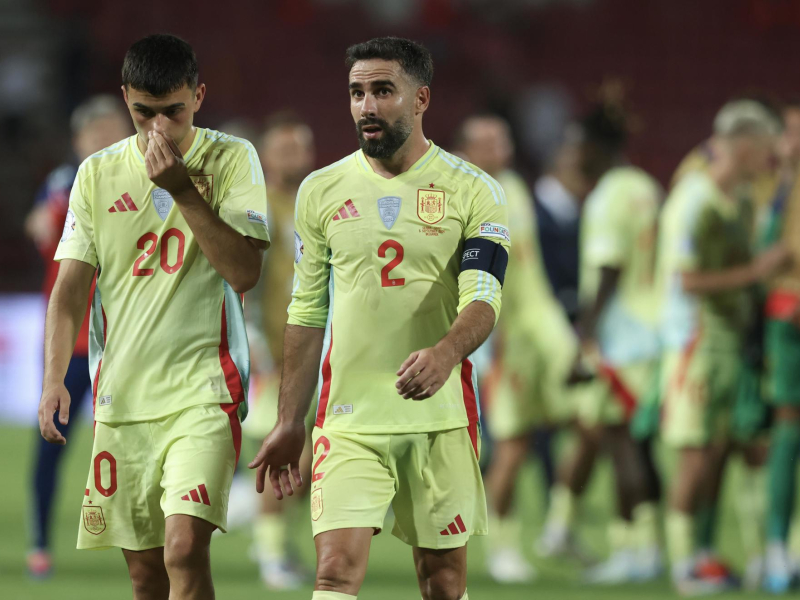 Pedri y Dani Carvajal, con España después del partido ante Serbia