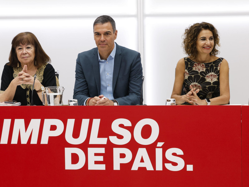 El líder socialista y presidente del Gobierno, Pedro Sánchez (c), la ministra de Hacienda María Jesús Montero y la presidenta del Partido Socialista Obrero Español Cristina Narbona