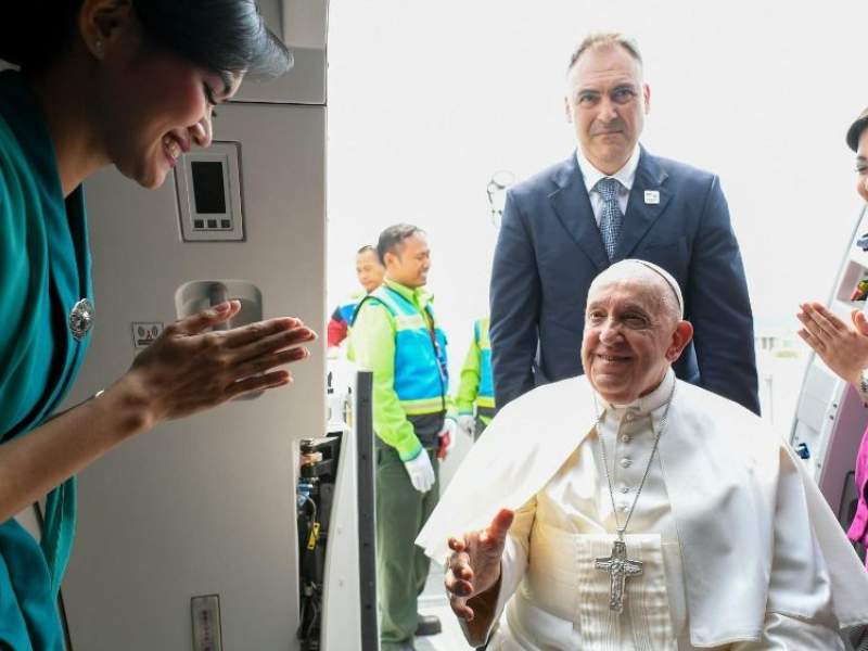 El Papa Francisco entrando en el vuelo que le lleva a Papúa Nueva Guinea