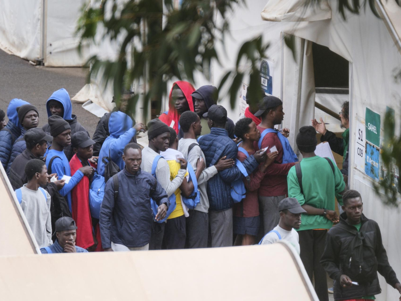 Un grupo de jóvenes migrantes por los alrededores del Centro de Atención Temporal para Extranjeros de Las Raíces, en La Laguna.