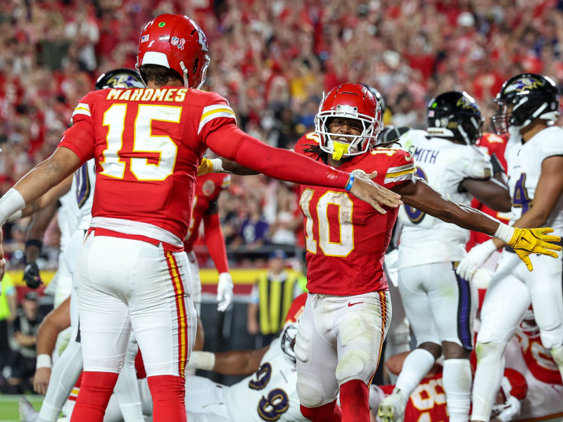 Isiah Pacheco celebra un touchdown junto a Patrick Mahomes.