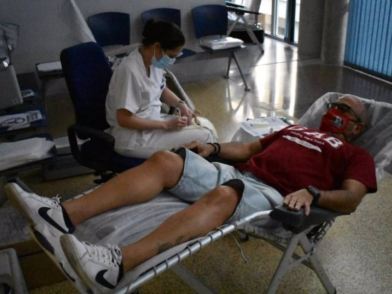 Un voluntario donando sangre