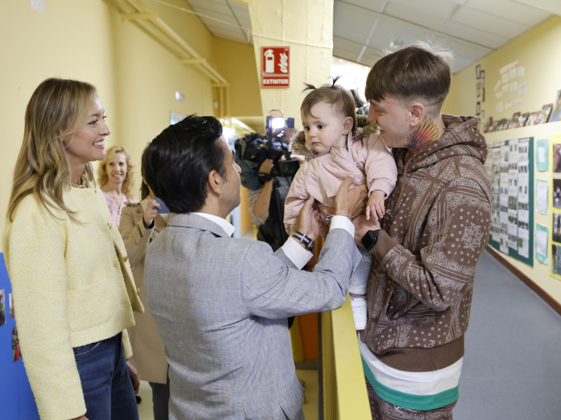 El alcalde de Ferrol recoge a una niña en la escuela infantil