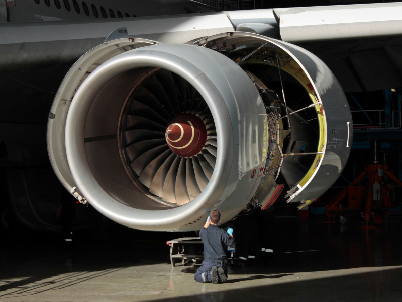 Personal trabajando en el mantenimiento de un avión