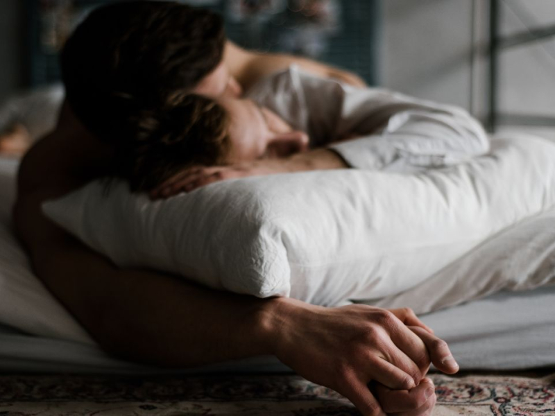 Pareja en la cama