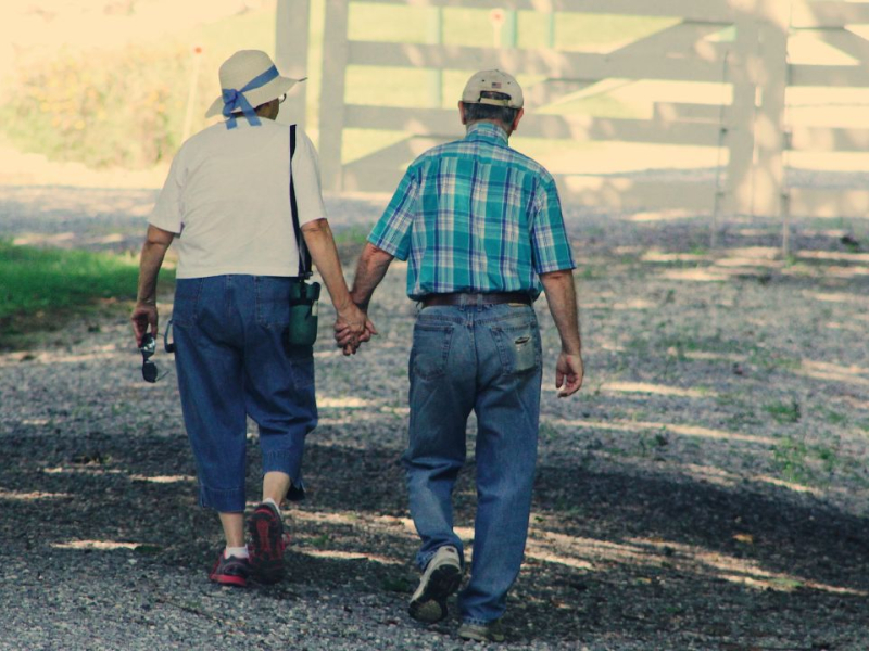 Mayores paseando