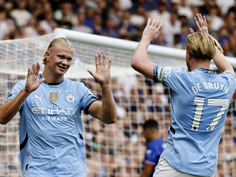 Haaland y De Bruyne celebran un gol en la Premier League.