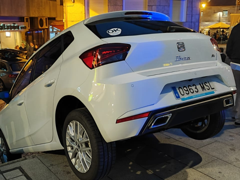 El coche quedó tendido en medio de las escaleras