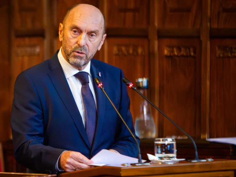 El presidente de la Junta General del Principado, Juan Cofiño, interviene en el pleno con motivo de Día de Asturias