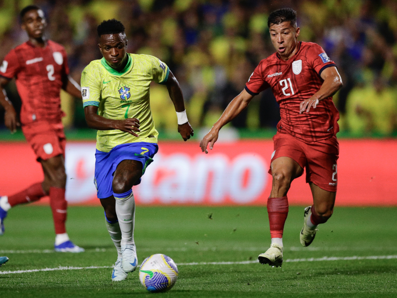 Vinícius disputa un balón con Alan Franco en el Brasil-Ecuador