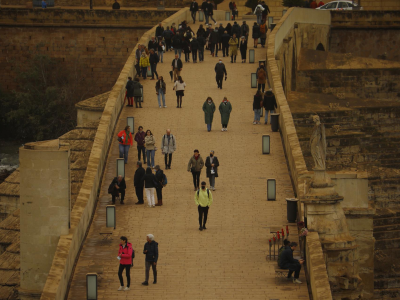 Vista del Puente Romano de Córdoba cubierto por el barro que dejó el polvo suspensión procedente del Sáhara en 2022