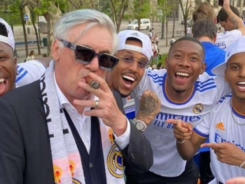 Ancelotti y su icónica foto en una celebración del Real Madrid.