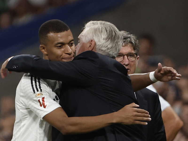 Kylian Mbappé saluda a Carlo Ancelotti en el partido ante el Betis.