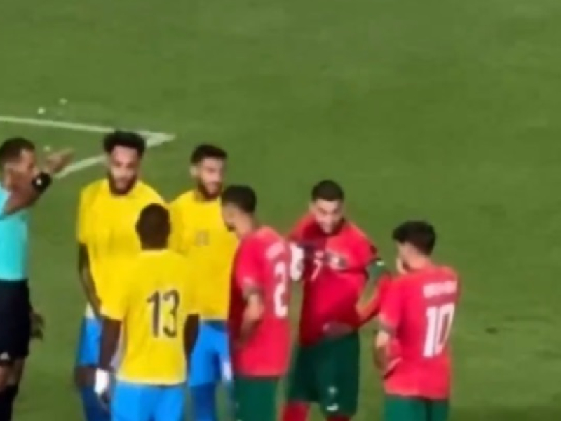 Brahim hablando con Ziyech para que tirar un penalti.