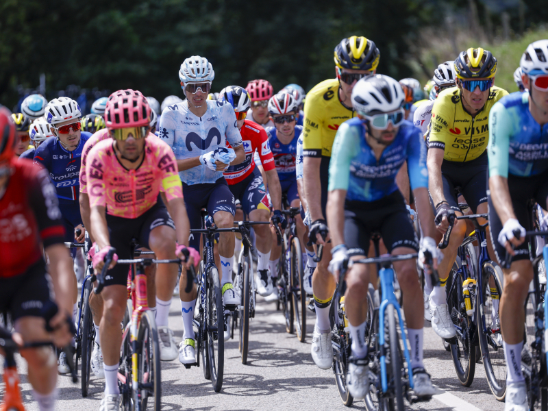 El pelotón de ciclistas recorre la vigésima y penúltima etapa de la 79 Vuelta a España.