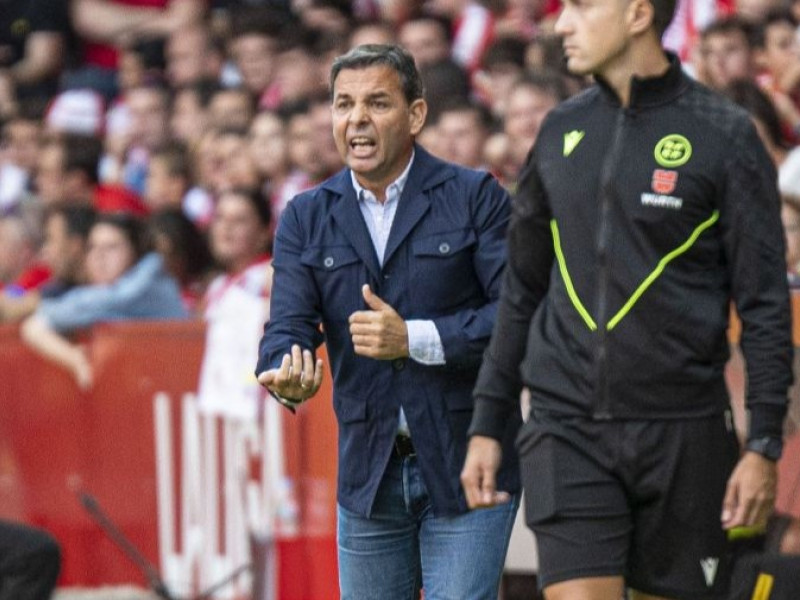 El técnico del Real Oviedo, Javi Calleja, durante el encuentro