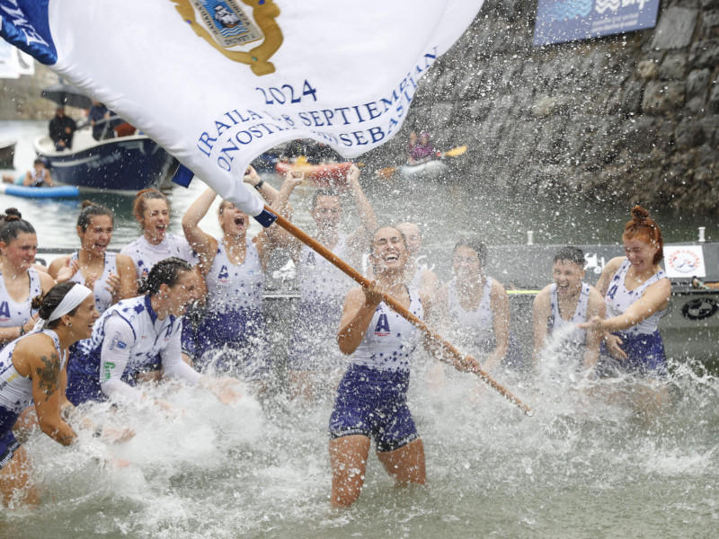 SAN SEBASTIÁN, 08/09/2024.- Las remeras de Arraun Lagunak celebran el pleno de victorias en las dos jornadas de una Bandera de La Concha femenina que ya se adjudicó en 2023, con una actuación excelente, sin concesiones hacia Orio que era su principal rival para rubricar este doblete y que terminó siendo superada en el segundo puesto por Donostiarra. EFE/Juan Herrero